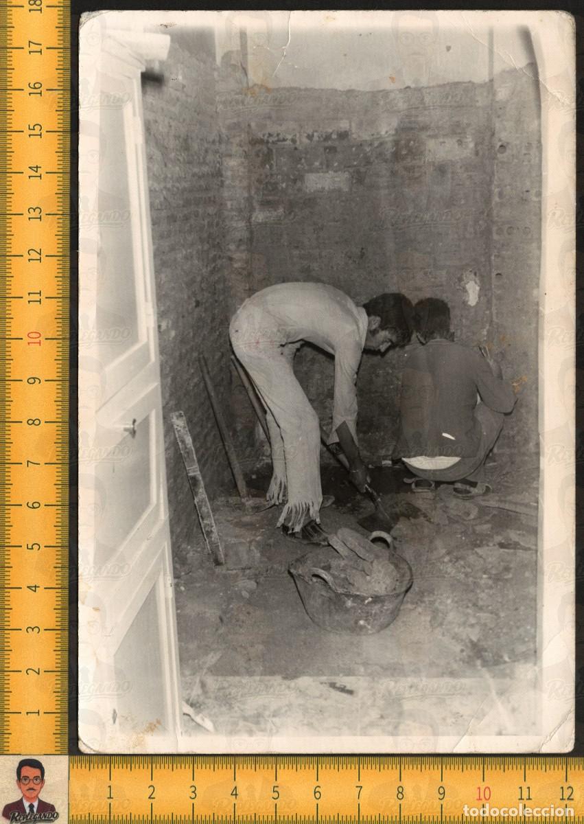Fotograf&iacute;a antigua: DOS HOMBRES ALBA&Ntilde;ILES TRABAJANDO OBRA REFORMA - LADRILLOS ESCOMBROS - FOTO ANTIGUA SEVILLA A&Ntilde;OS 60