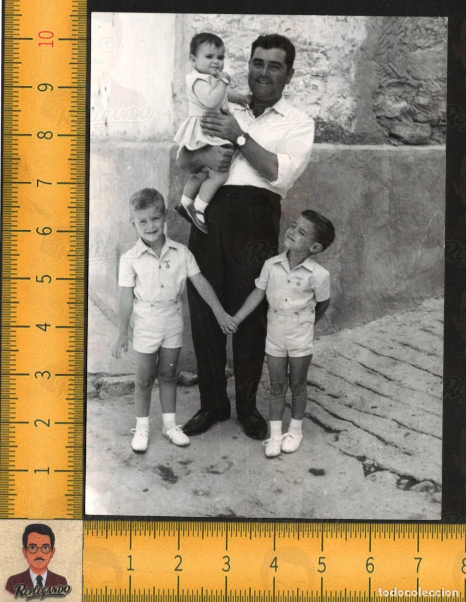 Fotograf&iacute;a antigua: PADRE SONRIENTE TRES HIJOS - BEB&Eacute; EN BRAZOS DOS NI&Ntilde;OS HERMANOS COGIDOS MANO - FOTO ANTIGUA A&Ntilde;OS 60