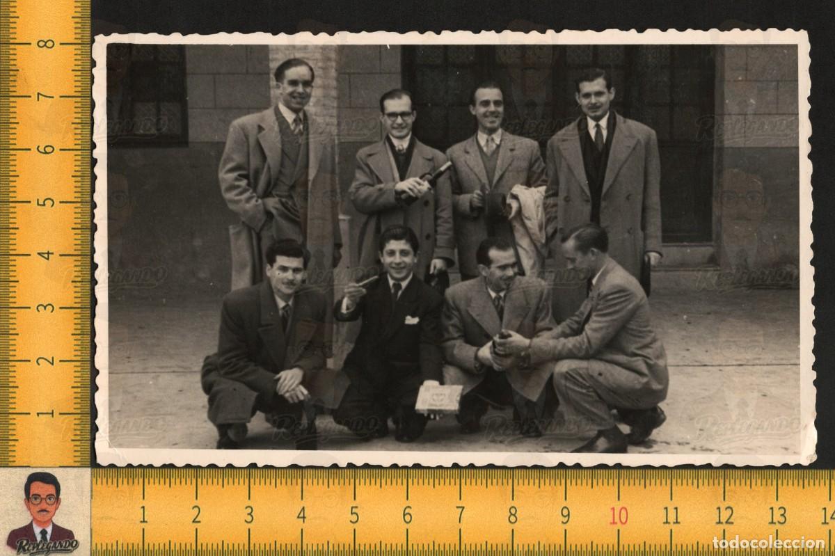 Fotograf&iacute;a antigua: OCHO HOMBRES AMIGOS TRAJE CORBATA - PUROS CIGARROS CAJA VINO CELEBRACI&Oacute;N - FOTO ANTIGUA A&Ntilde;OS 50