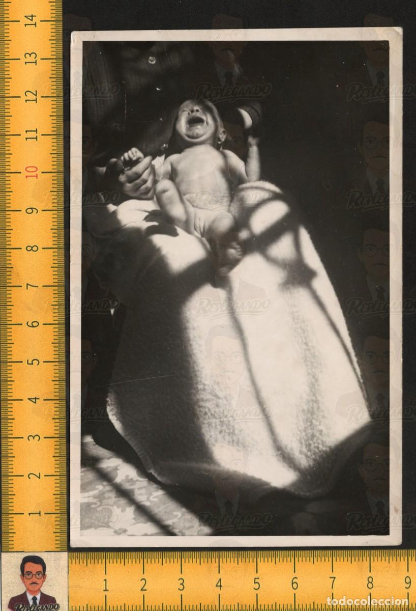 Fotograf&iacute;a antigua: BEB&Eacute; NI&Ntilde;A LLORANDO DESNUDA EN BRAZOS - LLANTO INFANCIA - FOTOGRAF&Iacute;A ANTIGUA ART&Iacute;STICA A&Ntilde;OS 50