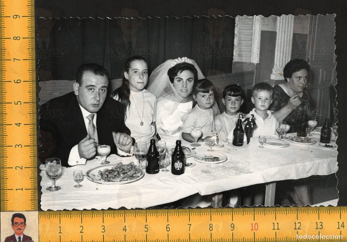 Fotograf&iacute;a antigua: BANQUETE BODA NOVIOS NI&Ntilde;OS - CERVEZA EL &Aacute;GUILA BOTELLAS MU&Ntilde;ECOS TARTA - FOTO ANTIGUA VALENCIA 1961