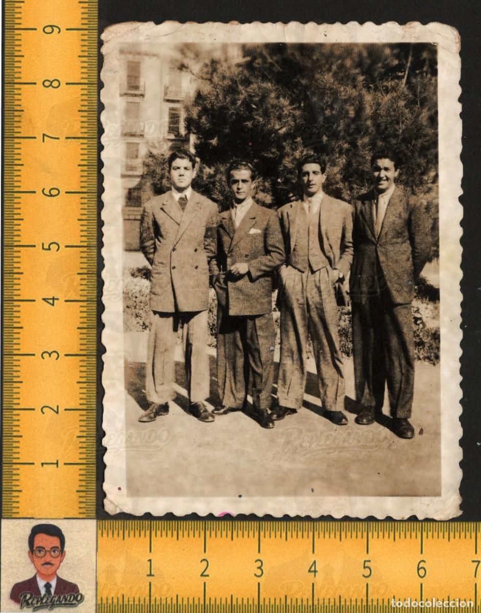 Fotograf&iacute;a antigua: CUATRO HOMBRES J&Oacute;VENES ELEGANTES - TRAJES CHAQUETA CORBATA - FOTO ANTIGUA MODA MASCULINA A&Ntilde;OS 40
