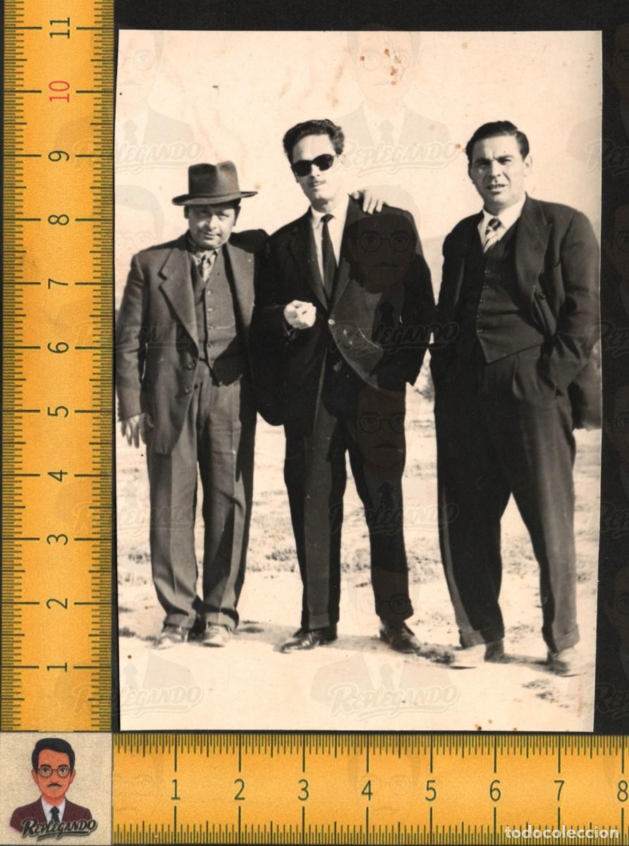 Fotograf&iacute;a antigua: TRES HOMBRES AMIGOS ELEGANTES - TRAJES CORBATA SOMBRERO GAFAS SOL - FOTO ANTIGUA A&Ntilde;OS 50