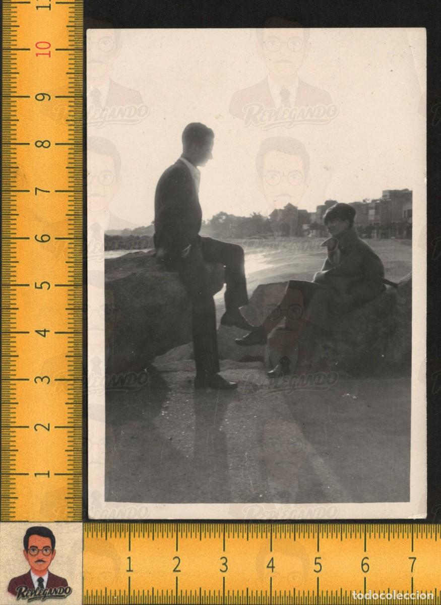 Fotograf&iacute;a antigua: PAREJA JOVEN SENTADA JUNTO AL MAR - SILUETAS CONTRALUZ PLAYA - FOTOGRAF&Iacute;A ANTIGUA ART&Iacute;STICA A&Ntilde;O 1963