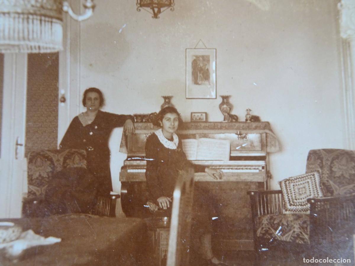 Alte Fotografie: ANTIGUA FOTOGRAF&Iacute;A INTERIOR DOMICILIO, MUJERES, PIANO, VER FOTOS