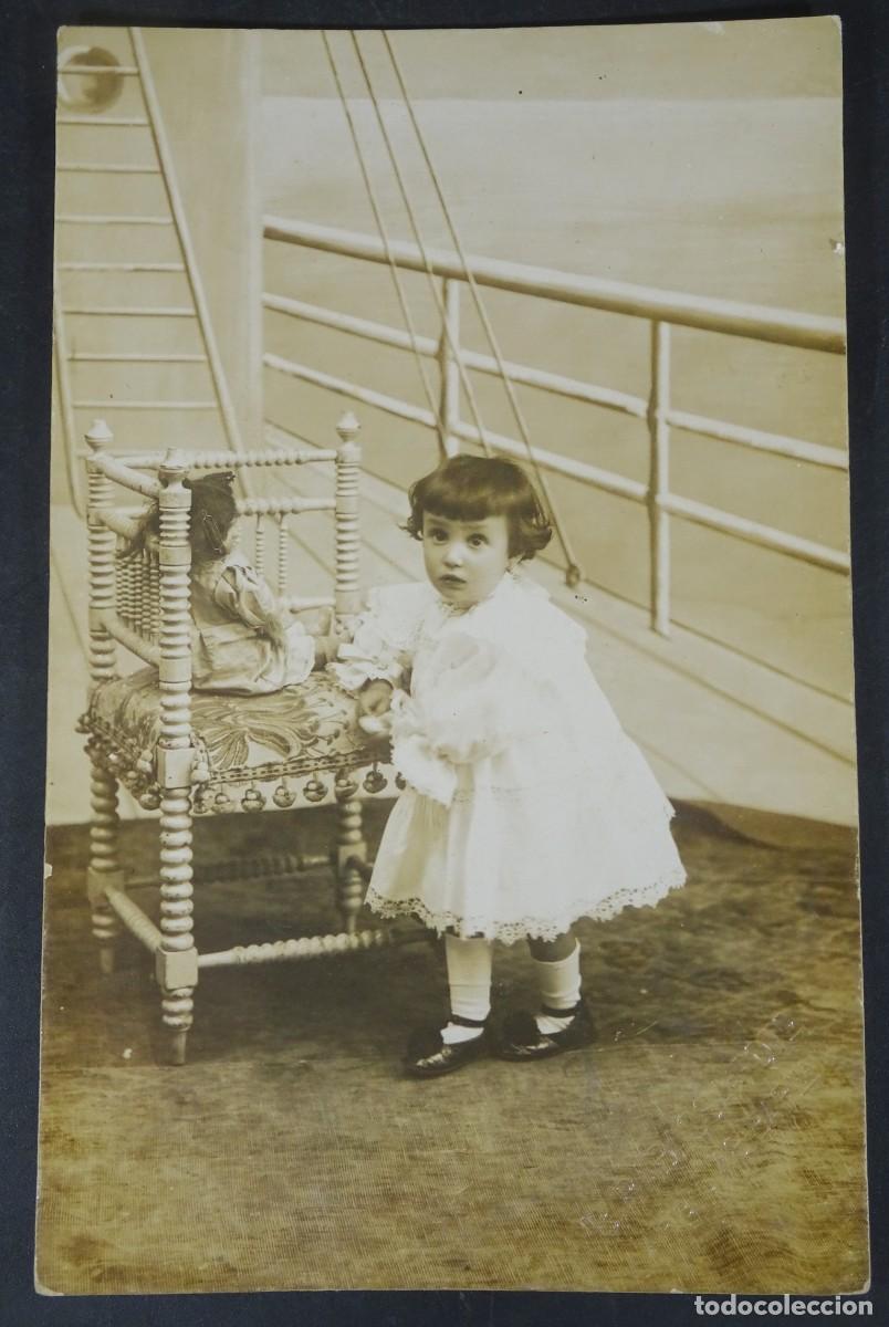 Alte Fotografie: ANTIGUA FOTOGRAF&Iacute;A DE ESTUDIO, NI&Ntilde;A CON MU&Ntilde;ECA, B.RABASSA, BARCELONA, VER FOTOS