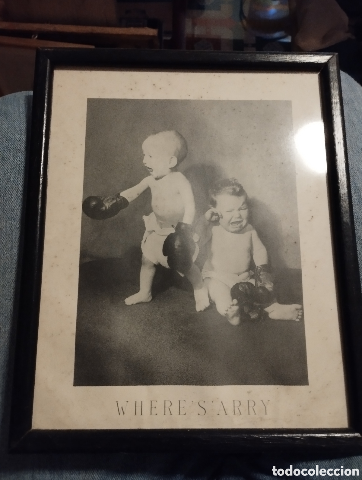 Fotograf&iacute;a antigua: Antigua Fotograf&iacute;a Enmarcada &rdquo;Where's Arry&rdquo; - Beb&eacute;s Boxeadores Humor&iacute;stica Vintage - Enmarcado Mader