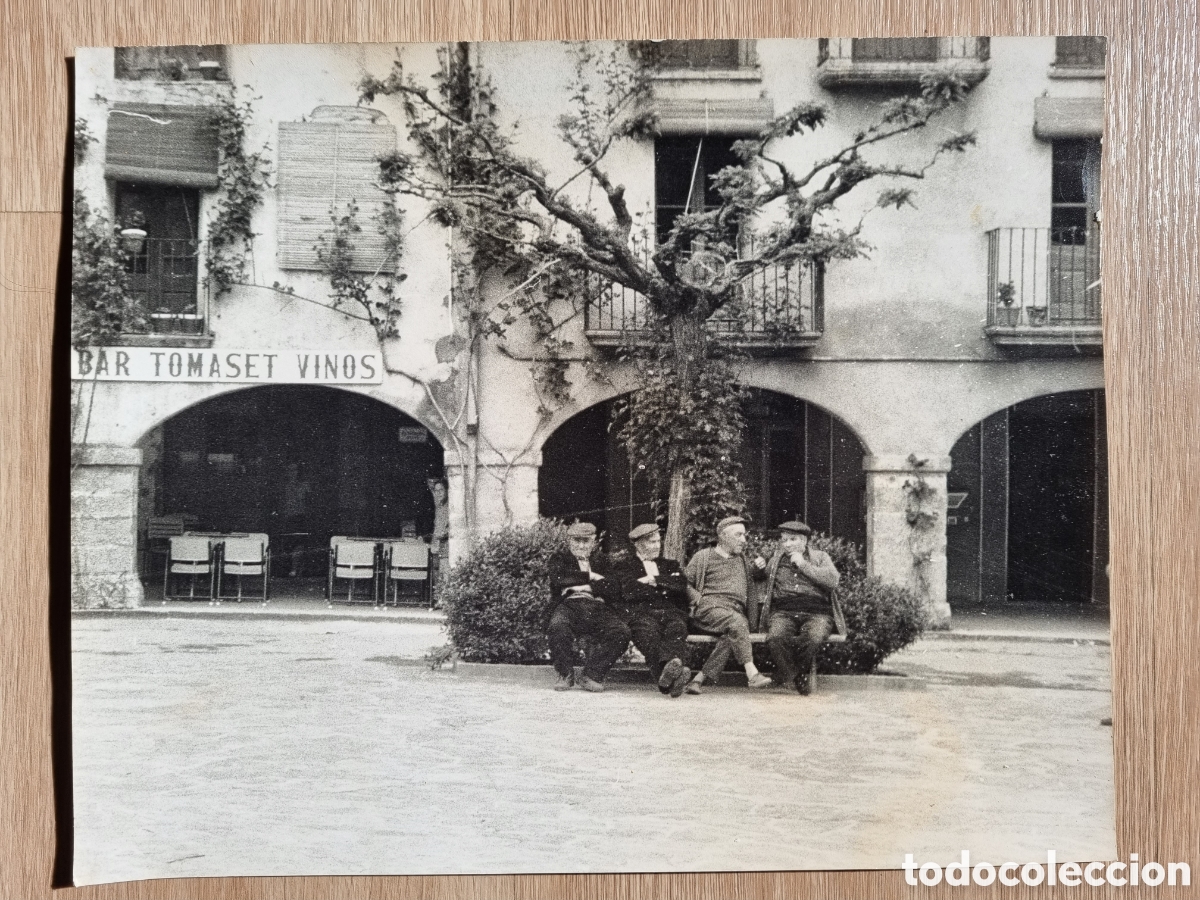 Alte Fotografie: Gran fotografia antigua. 30 x 24 cm. Pueblo con hombres sentados. A&ntilde;os 60/70.
