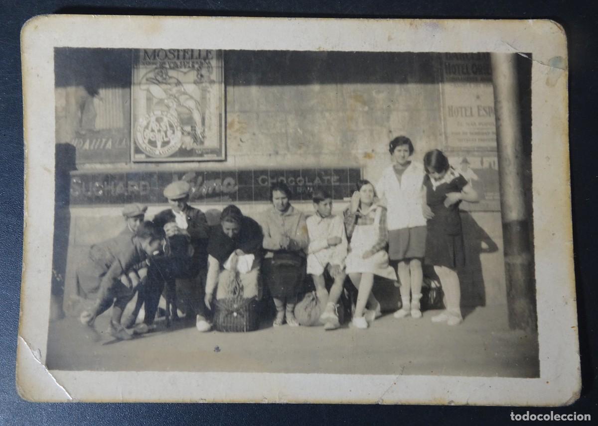 Alte Fotografie: ANTIGUA FOTOGRAF&Iacute;A GRUPO DE PERSONAS, NI&Ntilde;OS, ESPERANDO ESTACI&Oacute;N DE TREN, PUBLICIDAD, VER FOTOS