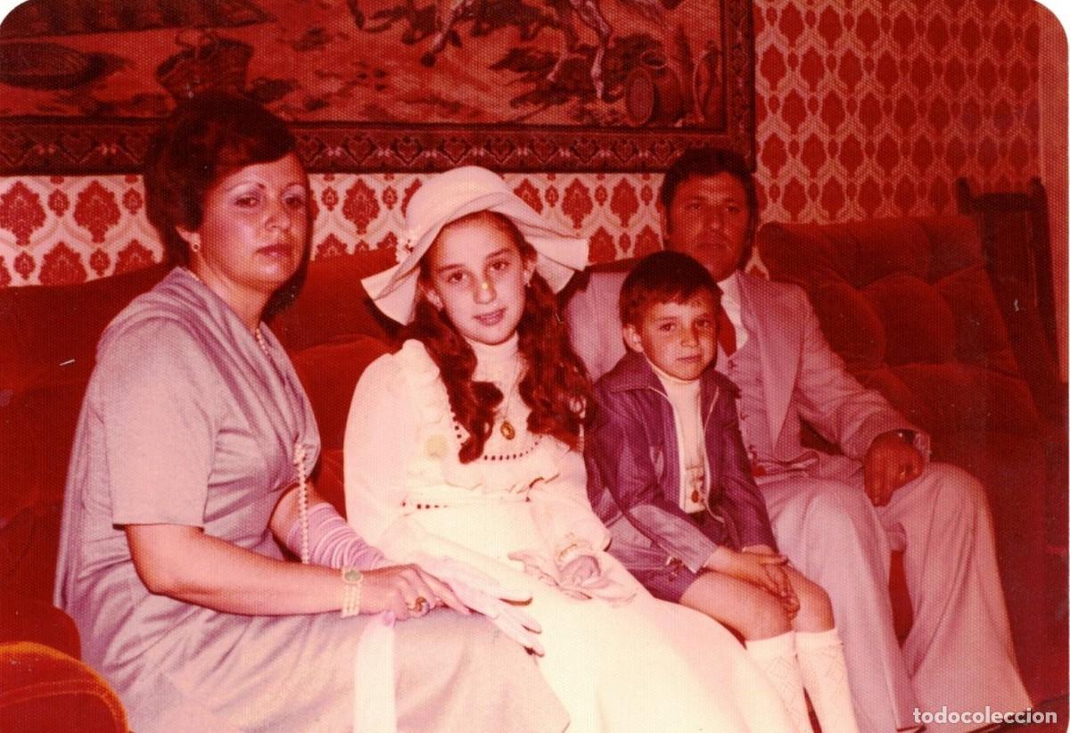 Fotograf&iacute;a antigua: :::: LC353 - FOTOGRAFIA - JOVENCITA DE PRIMERA COMUNION CON SU FAMILIA