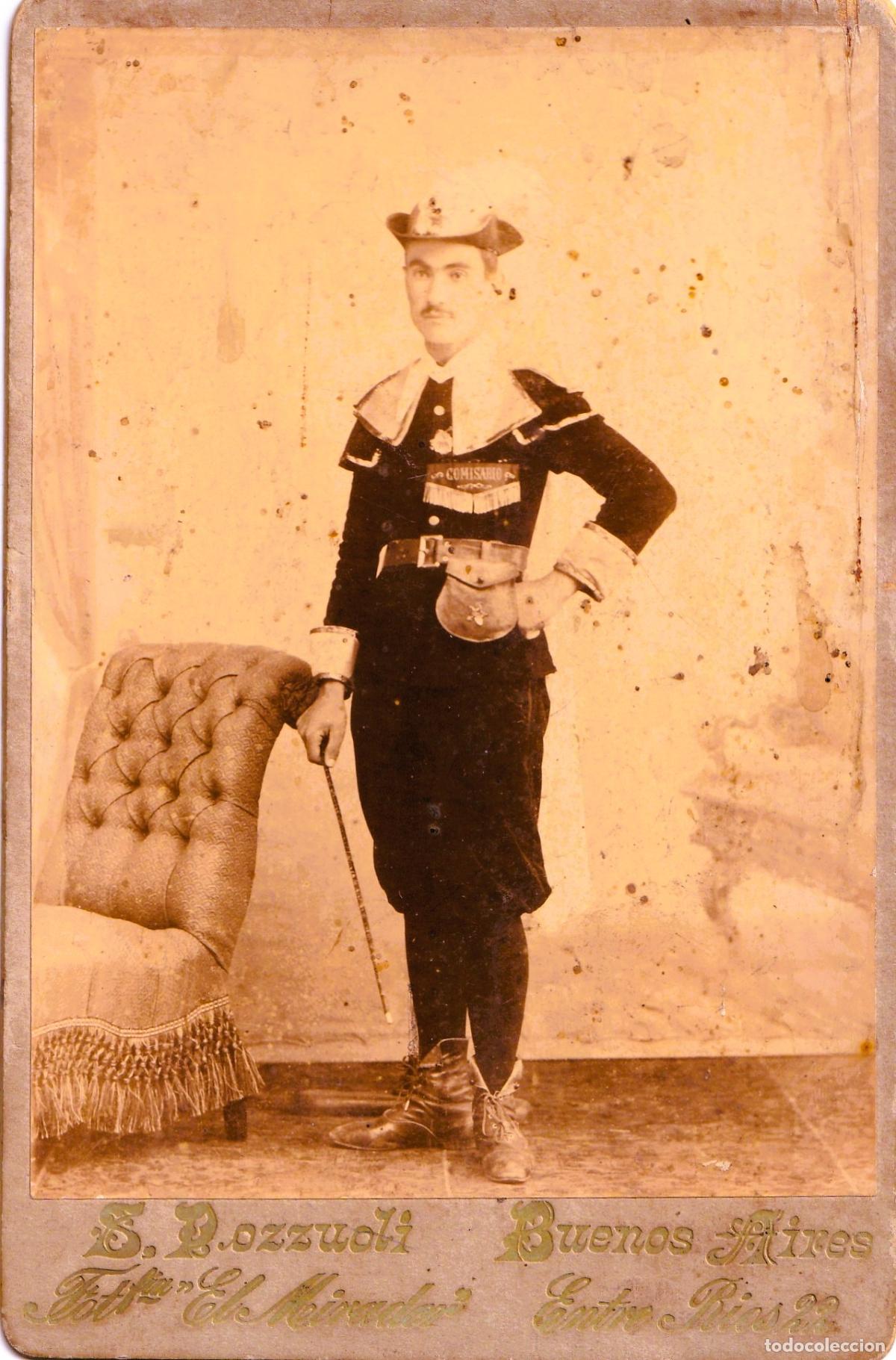 Fotograf&iacute;a antigua: Foto de estudio argentina con un &rdquo;Comisario&rdquo; &iquest;Polic&iacute;a? &iquest;Mas&oacute;n? &iquest;Actor? Ver dorso, espectacular- CLC