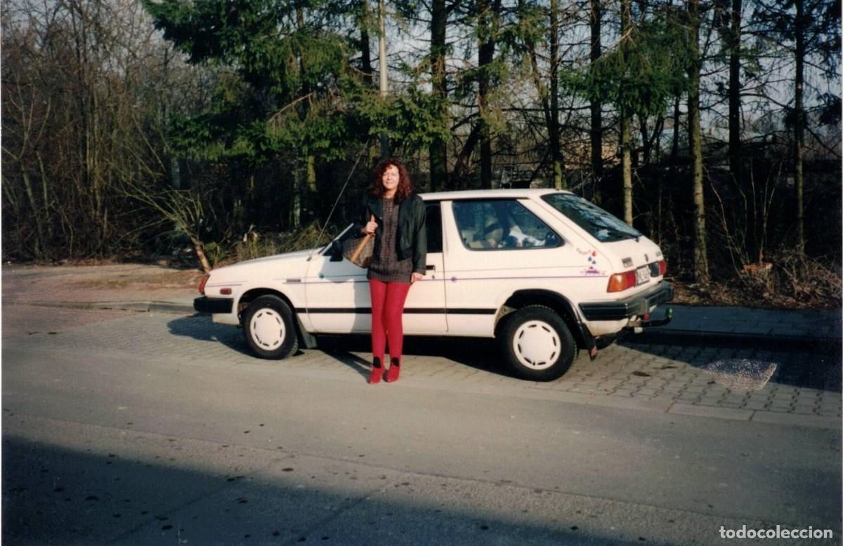 Alte Fotografie: :::: LC537 - FOTOGRAFIA - JOVEN JUNTO A UN COCHE