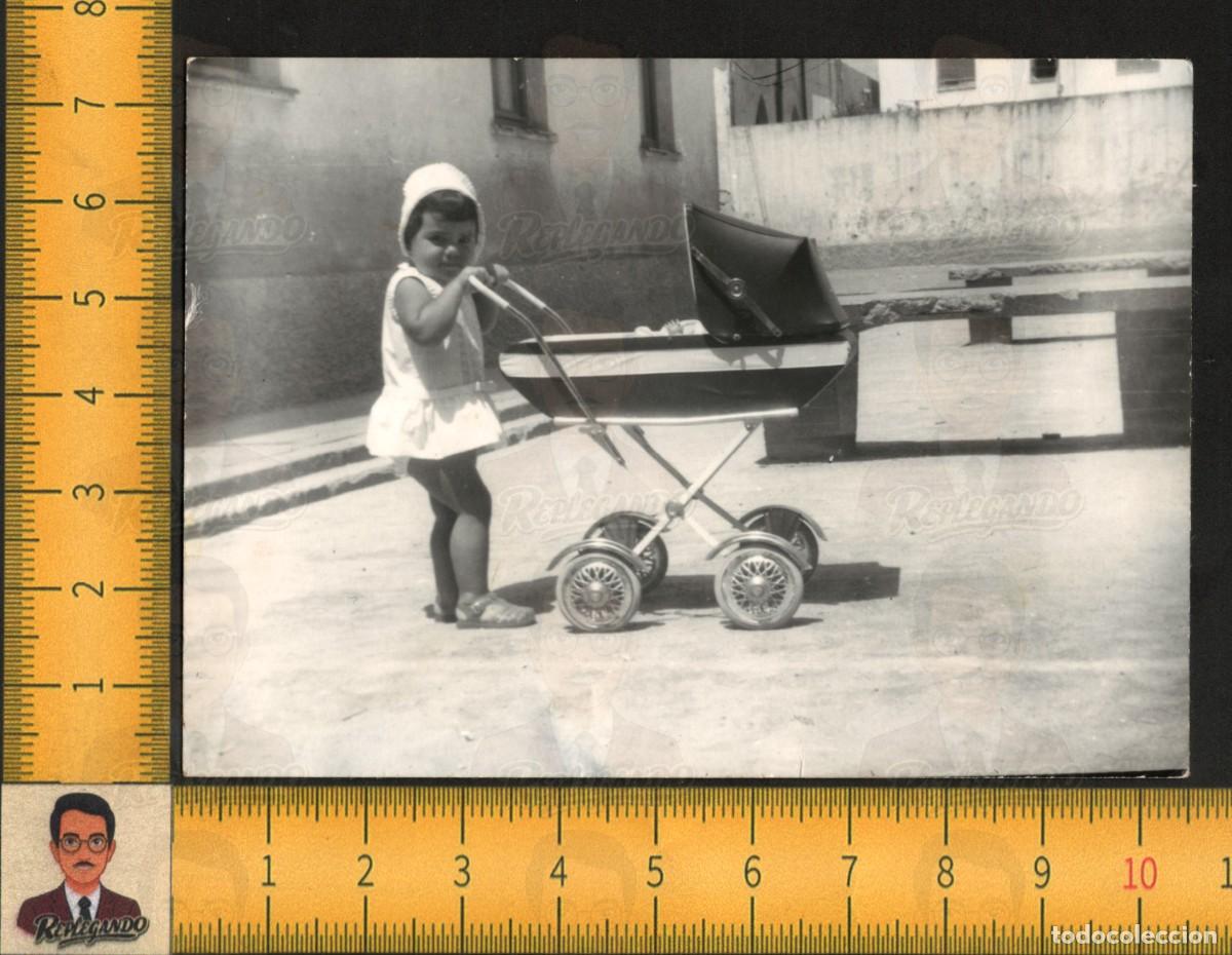 Fotograf&iacute;a antigua: NI&Ntilde;A JUGANDO CARRITO COCHECITO BEB&Eacute; MU&Ntilde;ECA - JUGUETE ANTIGUO INFANCIA - FOTOGRAF&Iacute;A ANTIGUA A&Ntilde;OS 60