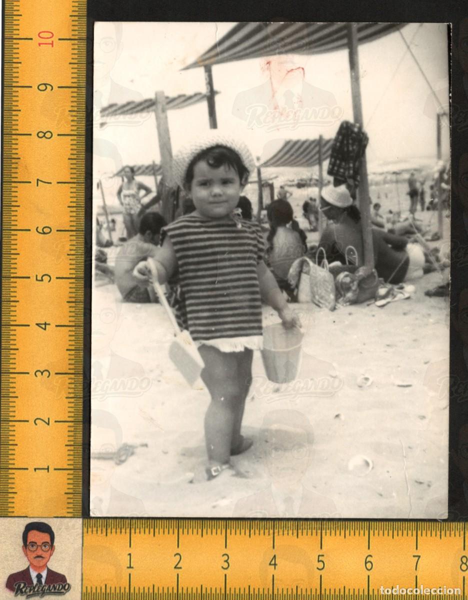 Fotograf&iacute;a antigua: NI&Ntilde;A BA&Ntilde;ISTA PLAYA MELILLA - PALA CUBO ARENA SOMBRERO TOLDOS - FOTO ANTIGUA VERANO A&Ntilde;O 1968