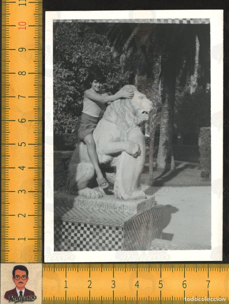 Fotograf&iacute;a antigua: NI&Ntilde;A MONTADA LE&Oacute;N ESCULTURA - PARQUE MAR&Iacute;A LUISA SEVILLA - JARDINES - FOTOGRAF&Iacute;A ANTIGUA A&Ntilde;OS 60/70