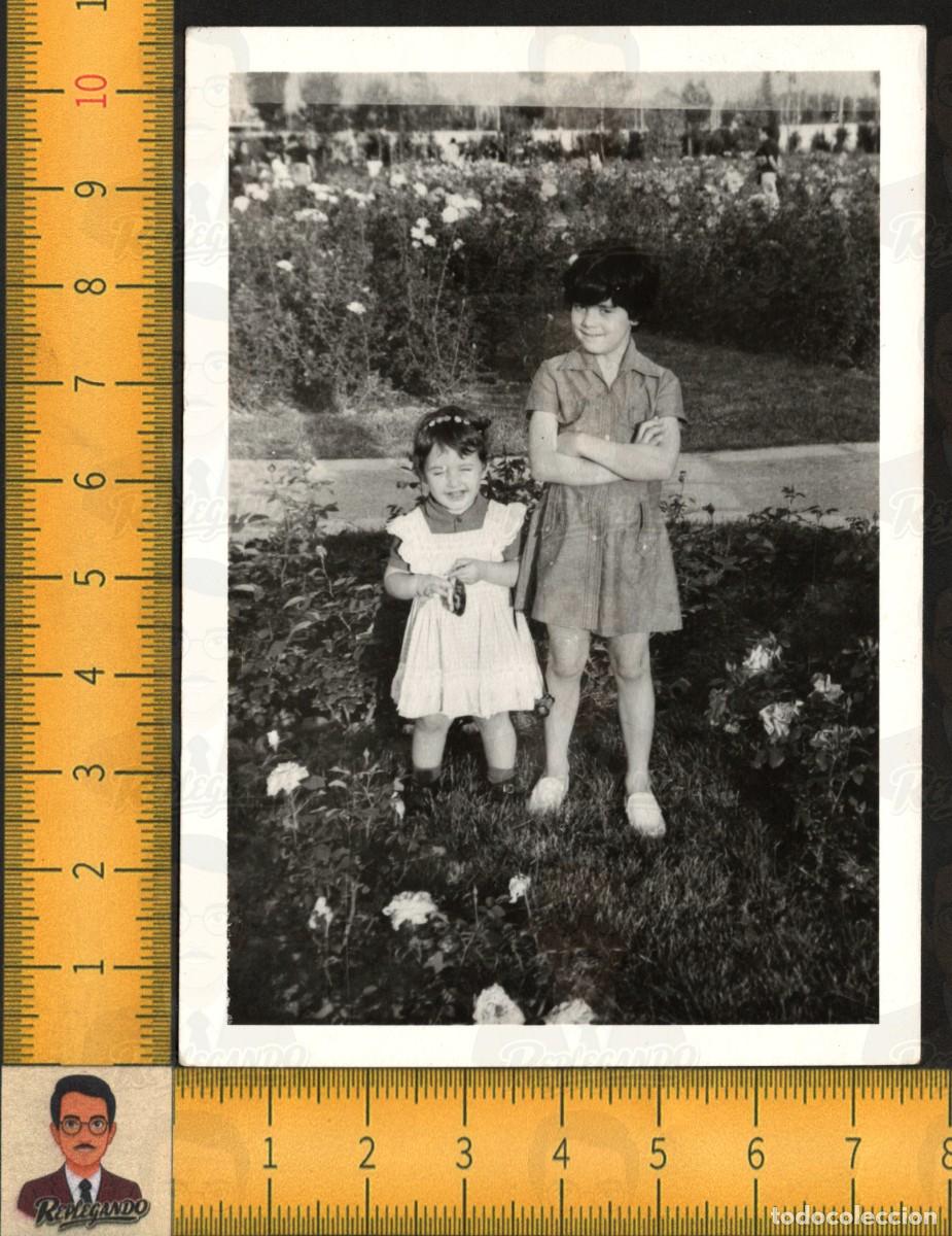 Fotograf&iacute;a antigua: DOS NI&Ntilde;AS HERMANAS POSAN JARD&Iacute;N FLORES - VESTIDOS MODA INFANTIL - FOTOGRAF&Iacute;A ANTIGUA A&Ntilde;OS 60/70