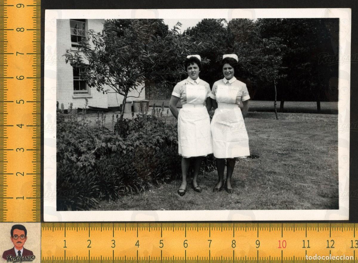 Fotograf&iacute;a antigua: DOS ENFERMERAS J&Oacute;VENES GUAPAS - UNIFORME BLANCO COFIA - FOTO ANTIGUA SALISBURY INGLATERRA A&Ntilde;O 1962