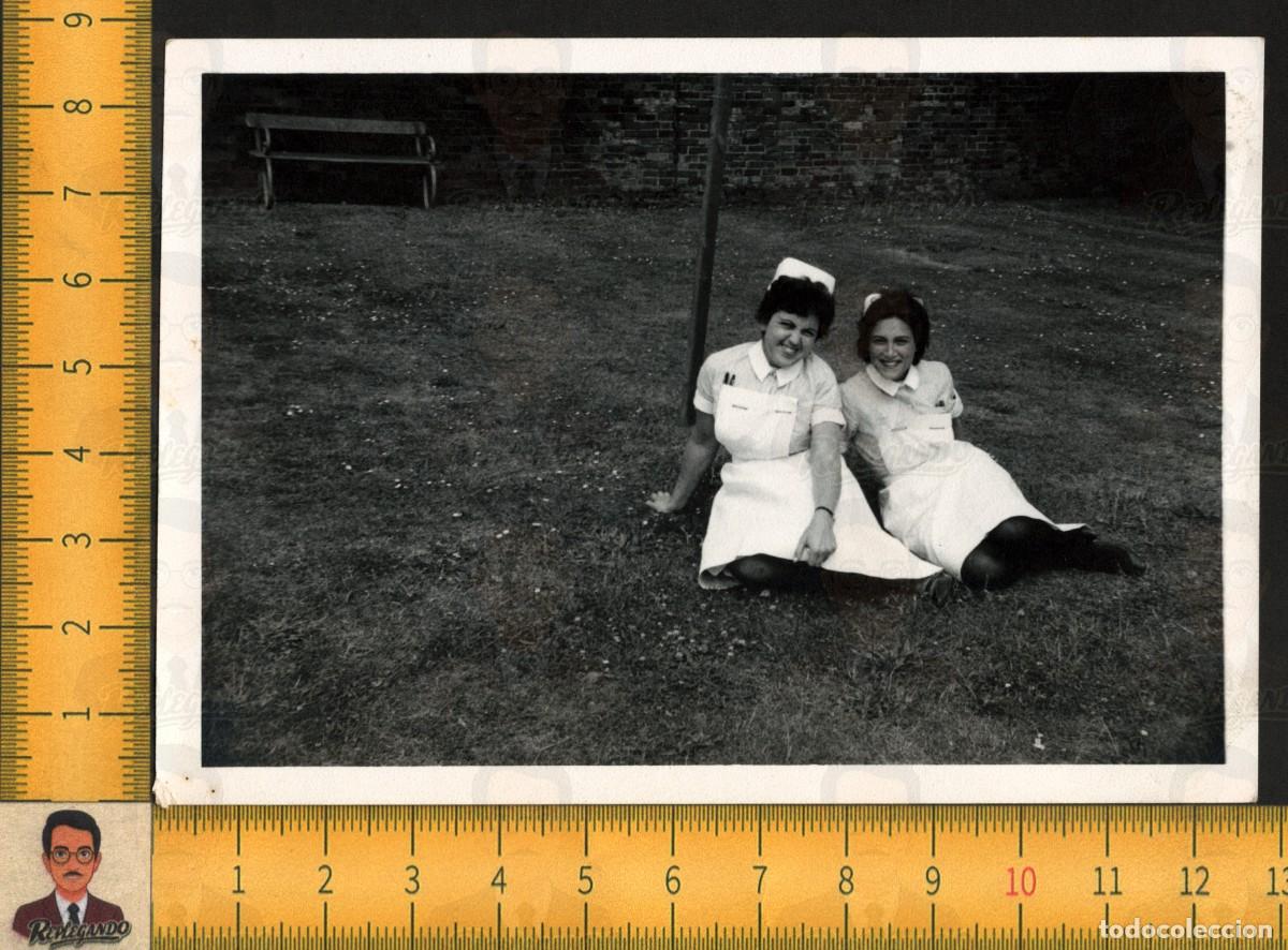 Fotograf&iacute;a antigua: DOS ENFERMERAS J&Oacute;VENES GUAPAS SONRIENTES SENTADAS C&Eacute;SPED - FOTO ANTIGUA SALISBURY INGLATERRA A&Ntilde;OS 60