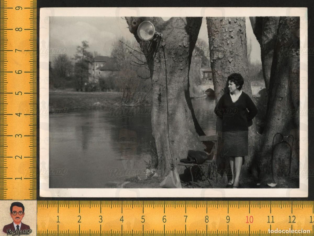 Fotograf&iacute;a antigua: MUJER GUAPA POSA JUNTO &Aacute;RBOLES R&Iacute;O PUENTE - PAISAJE SALISBURY INGLATERRA - FOTO ANTIGUA A&Ntilde;O 1962