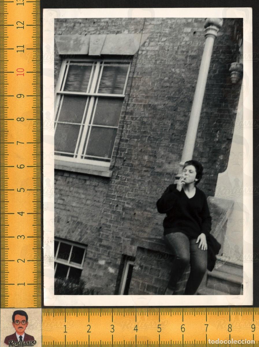Fotograf&iacute;a antigua: MUJER GUAPA FUMANDO CIGARRILLO SENTADA - EDIFICIO LADRILLO - FOTOGRAF&Iacute;A ANTIGUA ART&Iacute;STICA A&Ntilde;O 1962