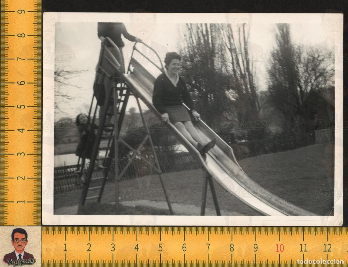 Fotograf&iacute;a antigua: MUJER GUAPA BAJANDO TOBOG&Aacute;N - PARQUE INFANTIL JUEGOS DIVERSI&Oacute;N - FOTOGRAF&Iacute;A ANTIGUA A&Ntilde;OS 60