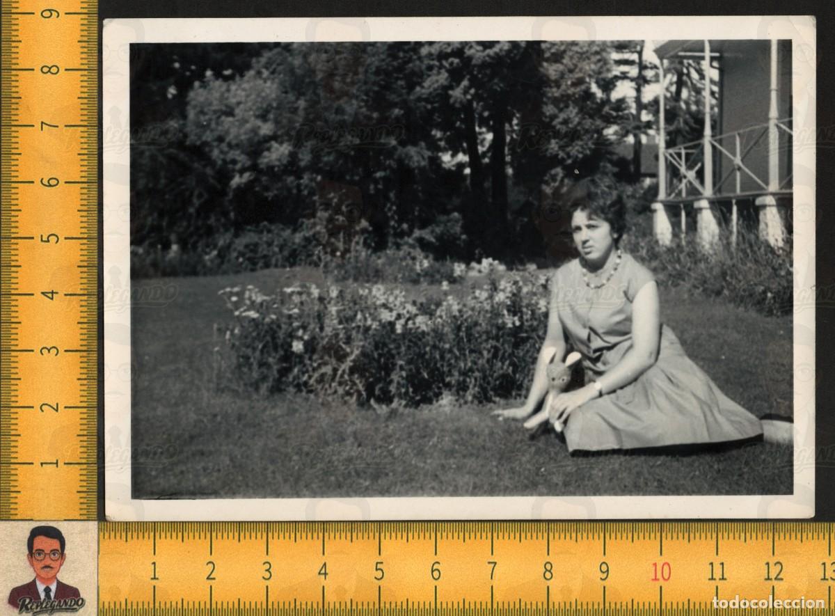 Fotograf&iacute;a antigua: MUJER GUAPA SENTADA JARD&Iacute;N C&Eacute;SPED - PELUCHE CERVATILLO JUGUETE - FOTOGRAF&Iacute;A ANTIGUA A&Ntilde;OS 60