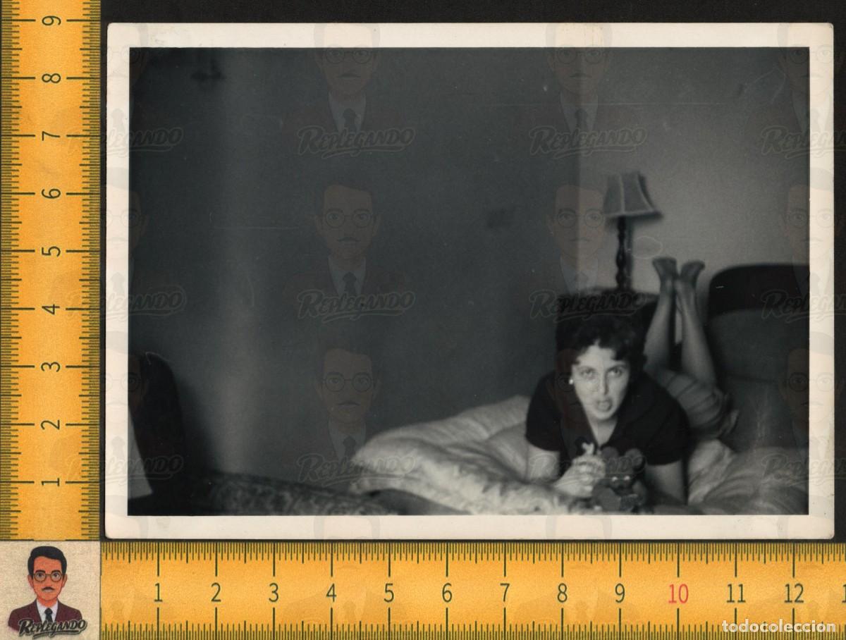 Fotograf&iacute;a antigua: MUJER GUAPA SEXY TUMBADA CAMA PIERNAS LEVANTADAS - OSO PELUCHE - FOTOGRAF&Iacute;A ANTIGUA A&Ntilde;OS 60