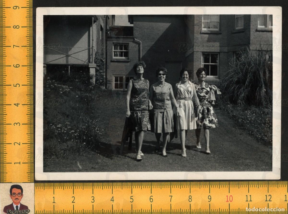 Fotograf&iacute;a antigua: CUATRO MUJERES J&Oacute;VENES GUAPAS ELEGANTES - VESTIDOS MODA FEMENINA - FOTOGRAF&Iacute;A ANTIGUA VERANO 1961