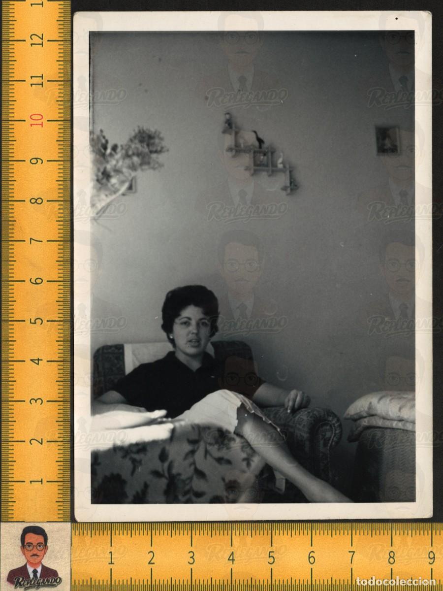 Fotograf&iacute;a antigua: MUJER JOVEN GUAPA SENTADA SILL&Oacute;N SAL&Oacute;N - PIERNAS CRUZADAS DECORACI&Oacute;N HOGAR - FOTO ANTIGUA A&Ntilde;O 1961