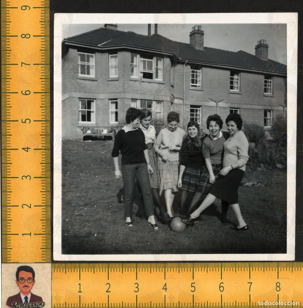 Fotograf&iacute;a antigua: SEIS MUJERES J&Oacute;VENES GUAPAS JUGANDO F&Uacute;TBOL - BAL&Oacute;N VESTIDOS FALDAS - FOTOGRAF&Iacute;A ANTIGUA A&Ntilde;O 1961