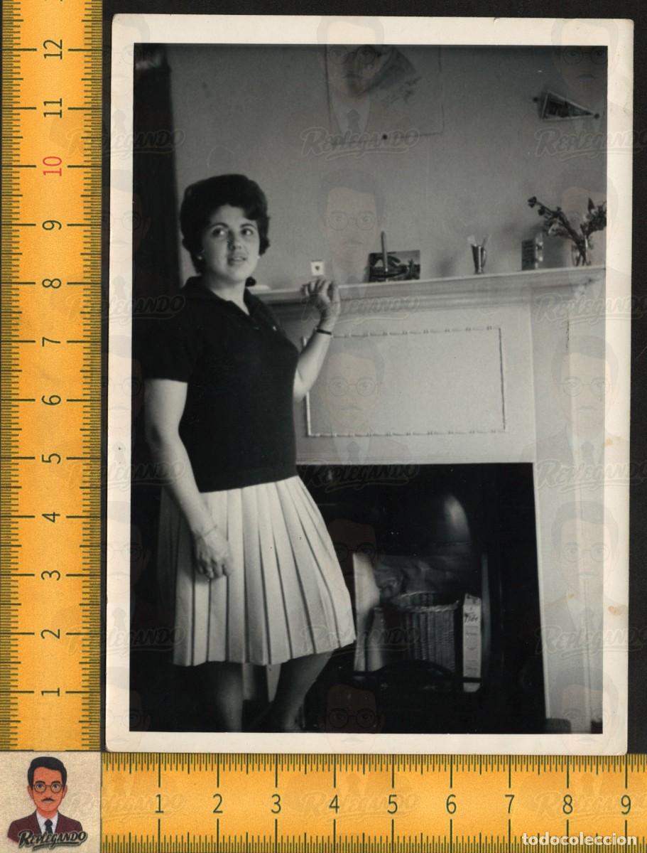 Fotograf&iacute;a antigua: MUJER JOVEN GUAPA POSA JUNTO CHIMENEA - FALDA PLISADA MODA FEMENINA - FOTOGRAF&Iacute;A ANTIGUA A&Ntilde;O 1961