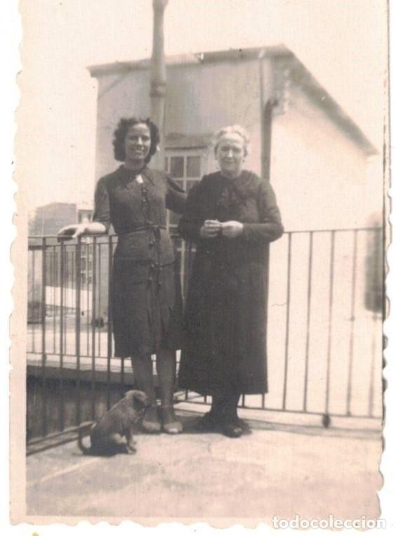 Fotograf&iacute;a antigua: :::: C397 - FOTOGRAFIA PEQUE&Ntilde;O FORMATO - JOVEN CON UNA SE&Ntilde;ORA MAYOR ***