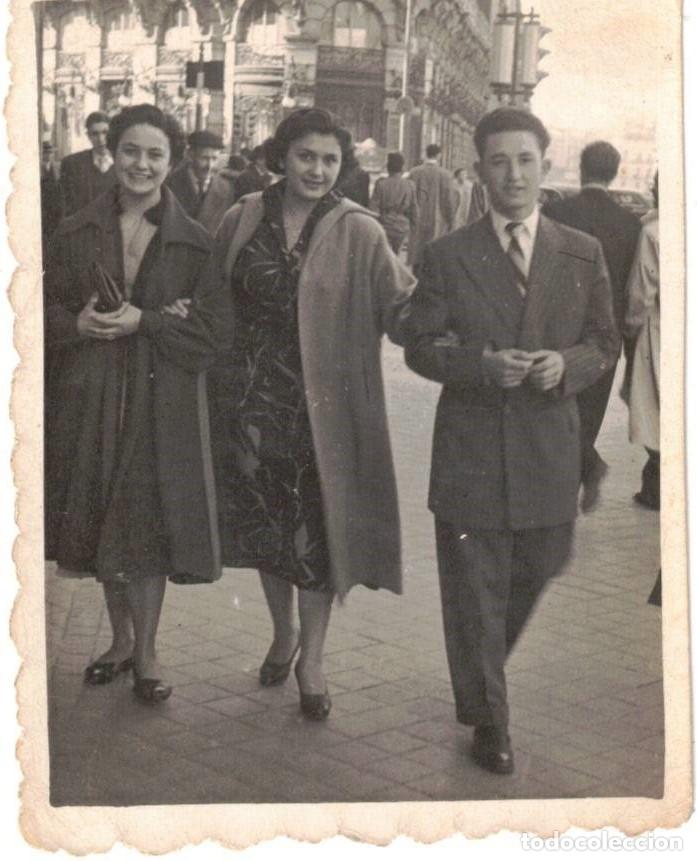 Fotograf&iacute;a antigua: :::: C399 - FOTOGRAFIA - AMIGOS DE PASEO ***