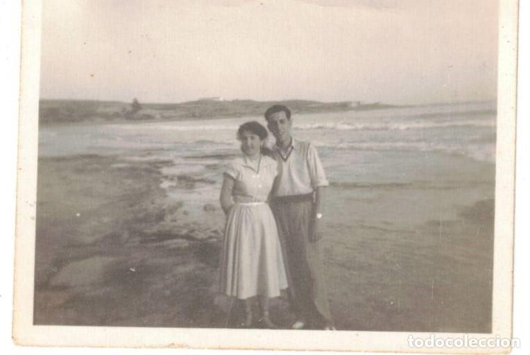 Fotograf&iacute;a antigua: :::: C409 - FOTOGRAFIA PEQUE&Ntilde;O FORMATO - PAREJA JUNTO AL MAR ***
