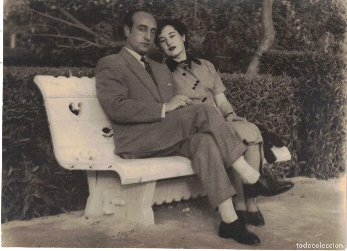 Fotograf&iacute;a antigua: :::: LC655 - FOTOGRAFIA - PAREJA SENTADOS EN UN BANCO
