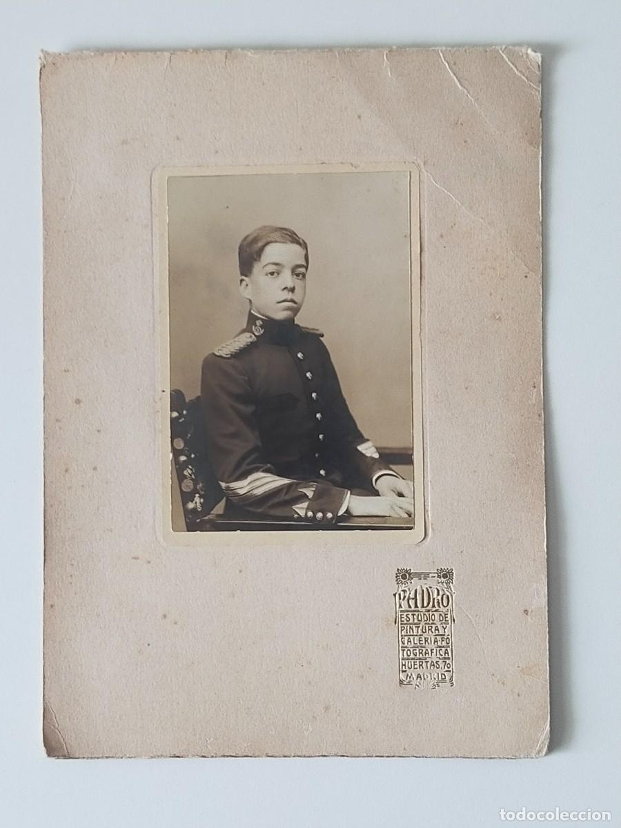 Fotograf&iacute;a antigua: Fotograf&iacute;a Estudio PADRO (Madrid): Joven militar - Fotograf&iacute;a con escudo troquelado.