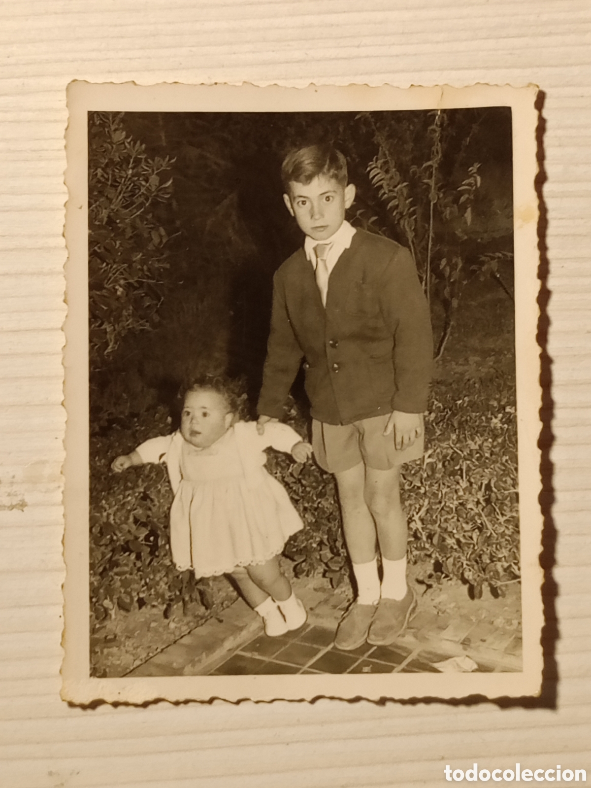 Fotografia antica: Antigua fotograf&iacute;a b/n hermano sujetando a un beb&eacute; 9x6cm