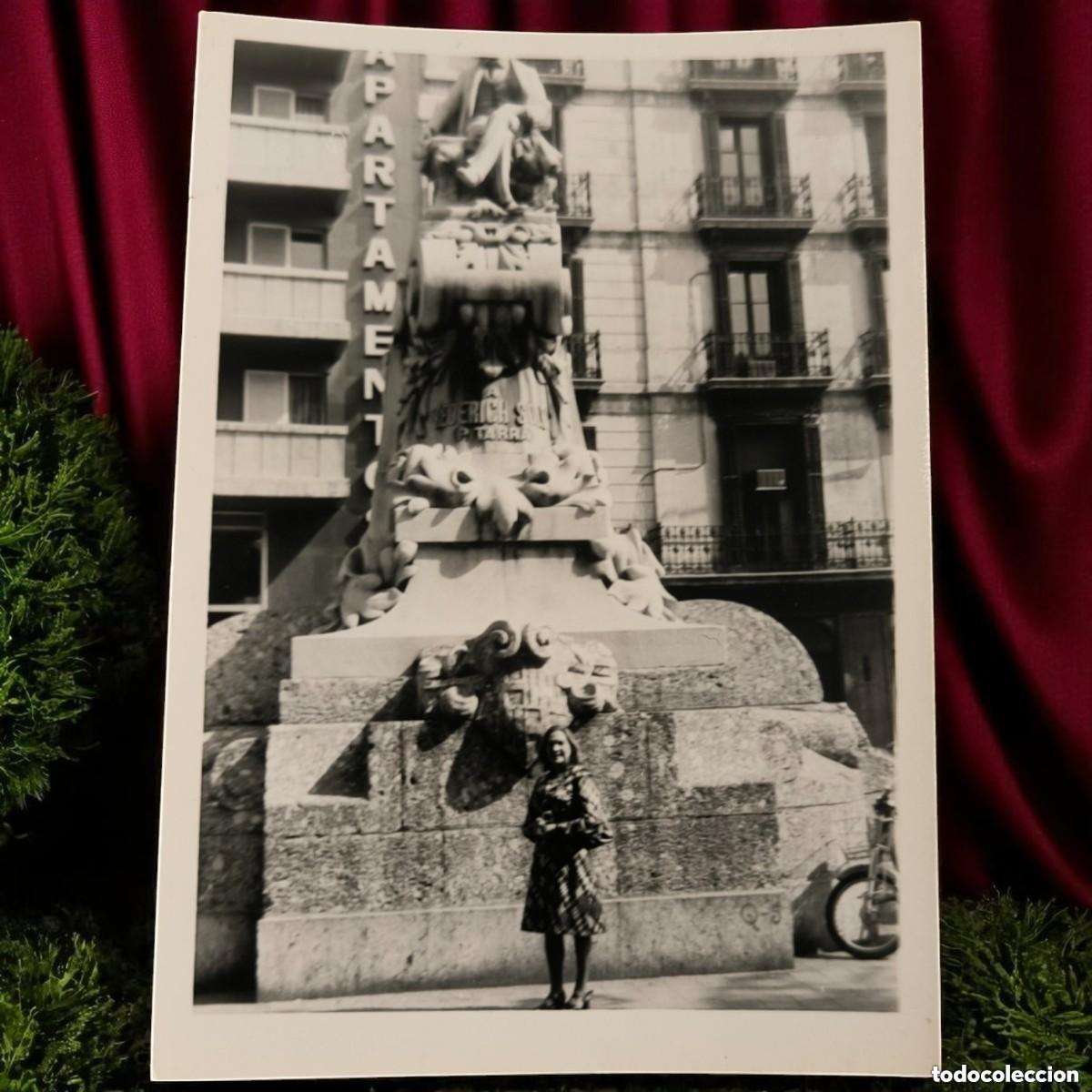 Photographie ancienne: Antigua Fotograf&iacute;a De Barcelona, Estatua De Las Ramblas &ndash; Testimonio Visual De 1970