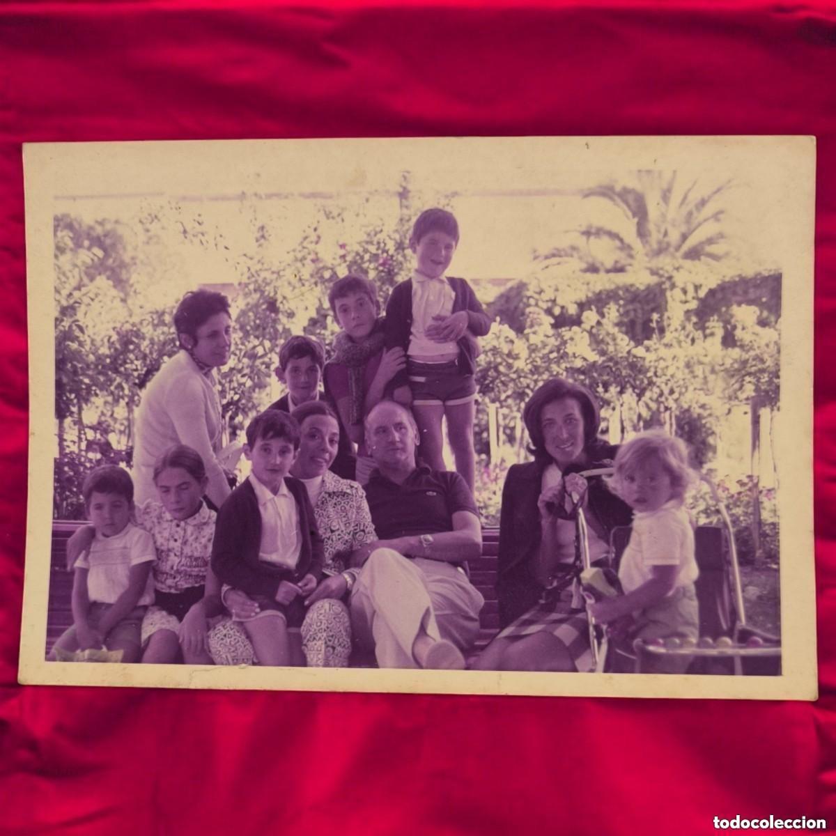 Fotografia antica: &zwj;&zwj;&zwj; Fotograf&iacute;a Familiar Vintage En Jard&iacute;n &ndash; Retrato Multigeneracional / D&eacute;cada De 1970
