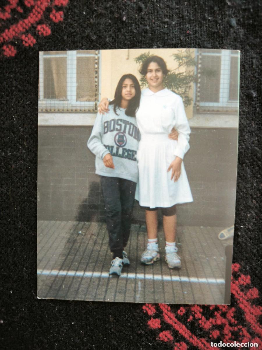 Photographie ancienne: Antigua Fotograf&iacute;a Original &ndash; Dos J&oacute;venes Junto A Un Muro &ndash; Retrato De &Eacute;poca Vintage