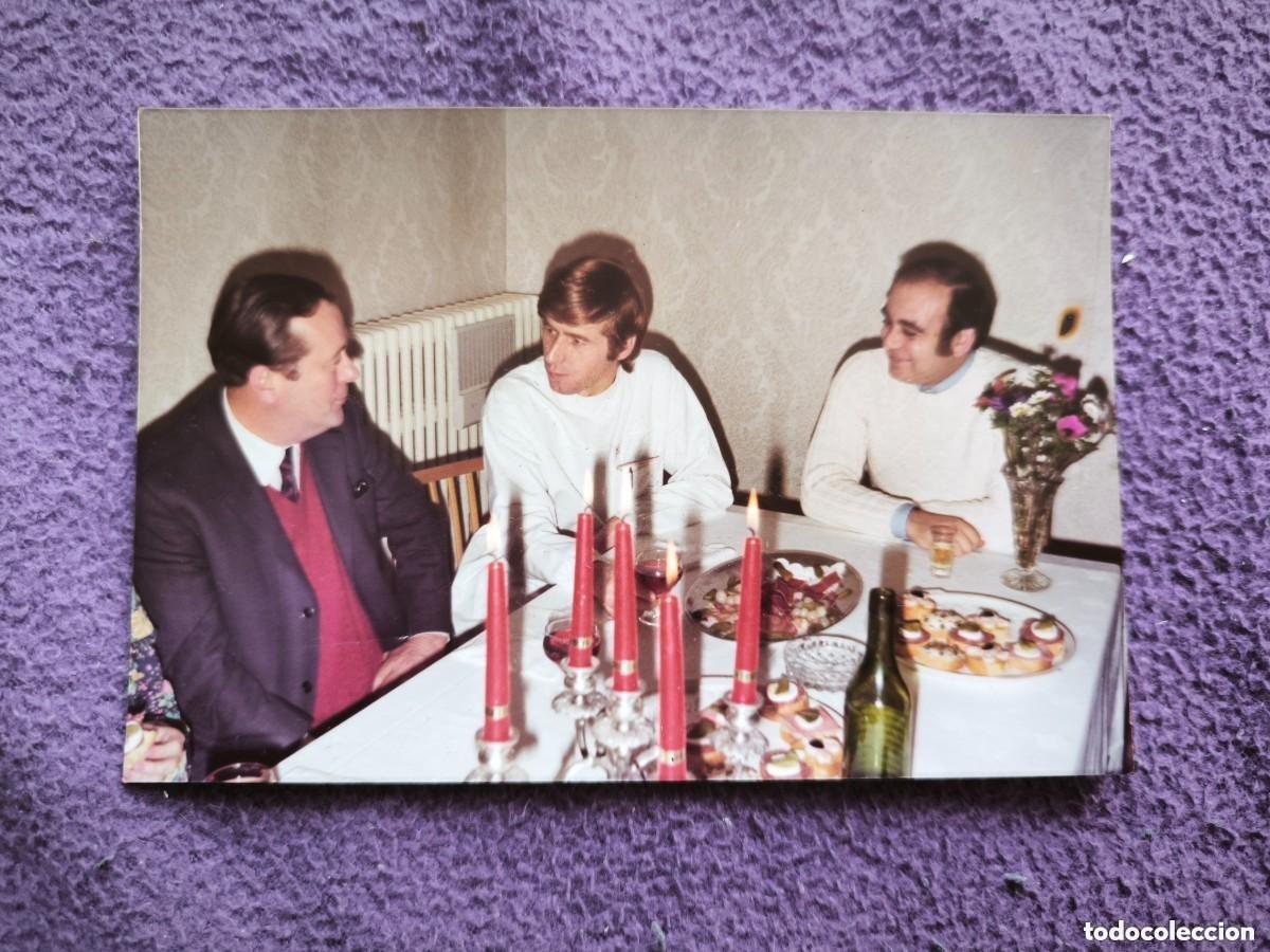 Fotografia antica: Fotograf&iacute;a Original Vintage A&ntilde;os 70 &ndash; Reuni&oacute;n Familiar Con Velas Y Aperitivos