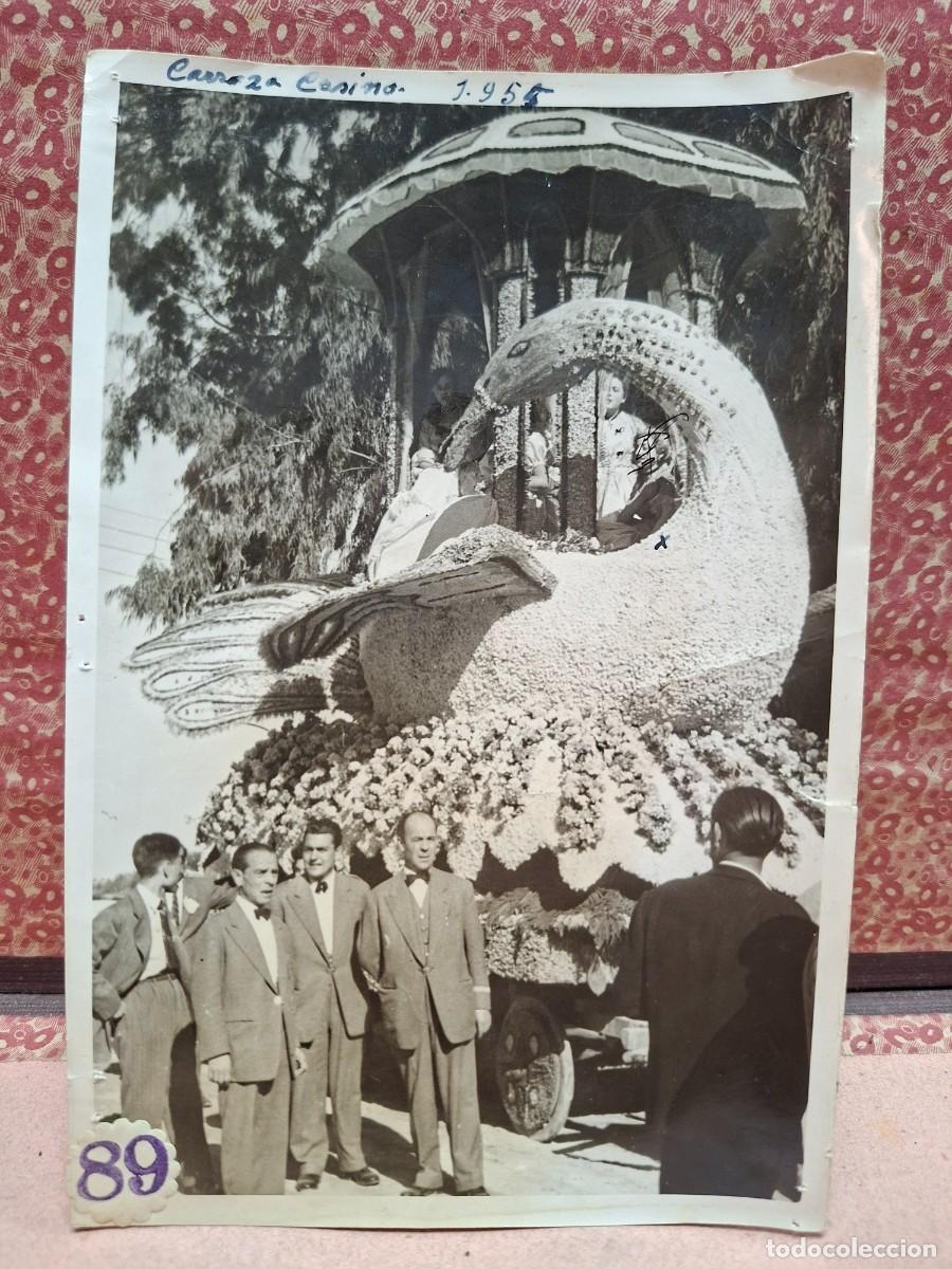 Fotografia antica: ANTIGUA FOTOGRAFIA CARROZA DEL CASINO DE MURCIA 1955 BATALLA DE LAS FLORES