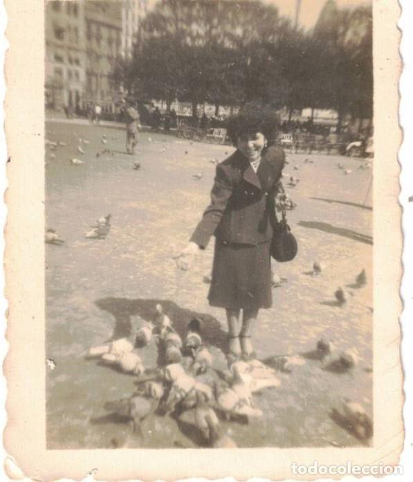 Antique Photography: :::: C426 - FOTOGRAFIA PEQUE&Ntilde;O FORMATO - SE&Ntilde;ORA DANDO DE COMER A LAS PALOMAS ***