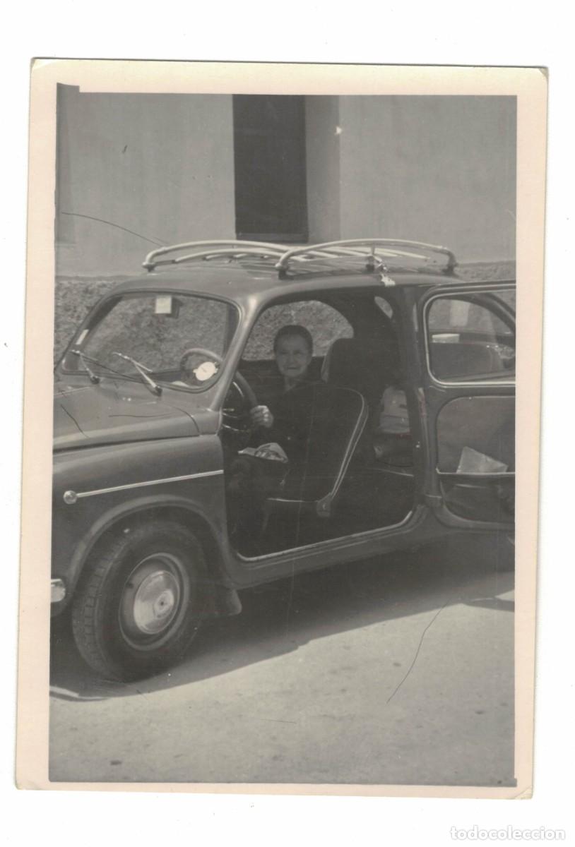 Fotograf&iacute;a antigua: Fotograf&iacute;a antigua &ndash; Mujer al volante de SEAT 600