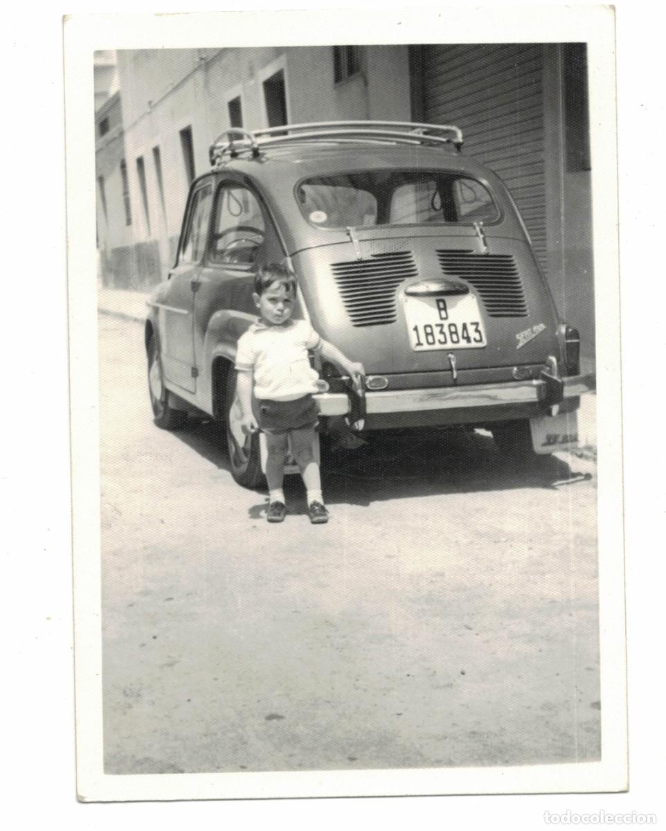 Fotograf&iacute;a antigua: Fotograf&iacute;a antigua &ndash; Ni&ntilde;o junto a SEAT 600