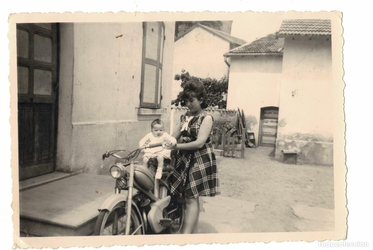Fotografia antiga: Fotograf&iacute;a antigua &ndash; Mujer y beb&eacute; junto a Montesa Br&iacute;o