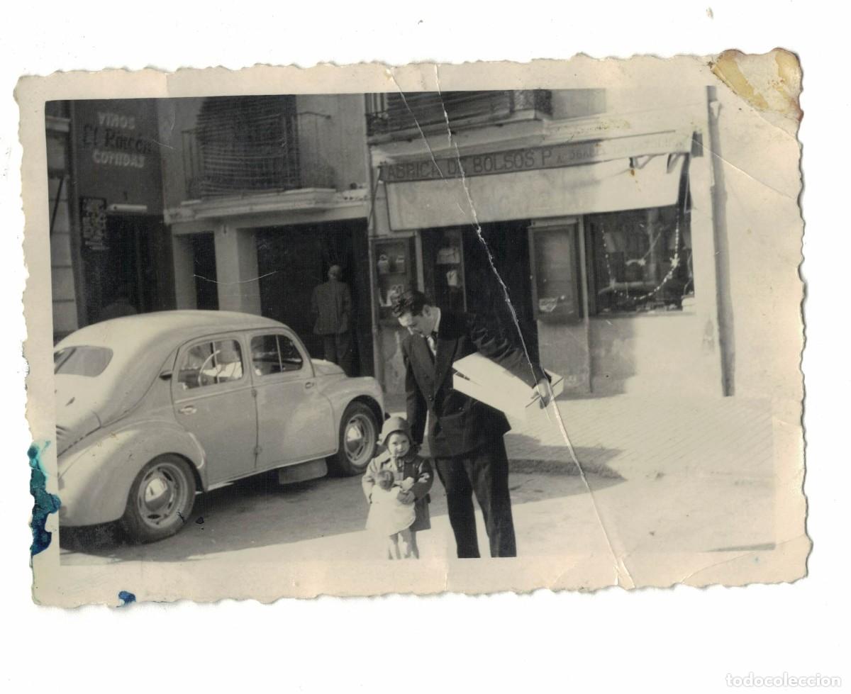 Fotografia antiga: Fotograf&iacute;a antigua &ndash; Hombre y ni&ntilde;a junto a Renault 4CV