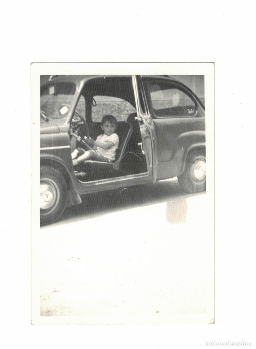 Fotografia antiga: Fotograf&iacute;a antigua &ndash; Ni&ntilde;o al volante de SEAT 600