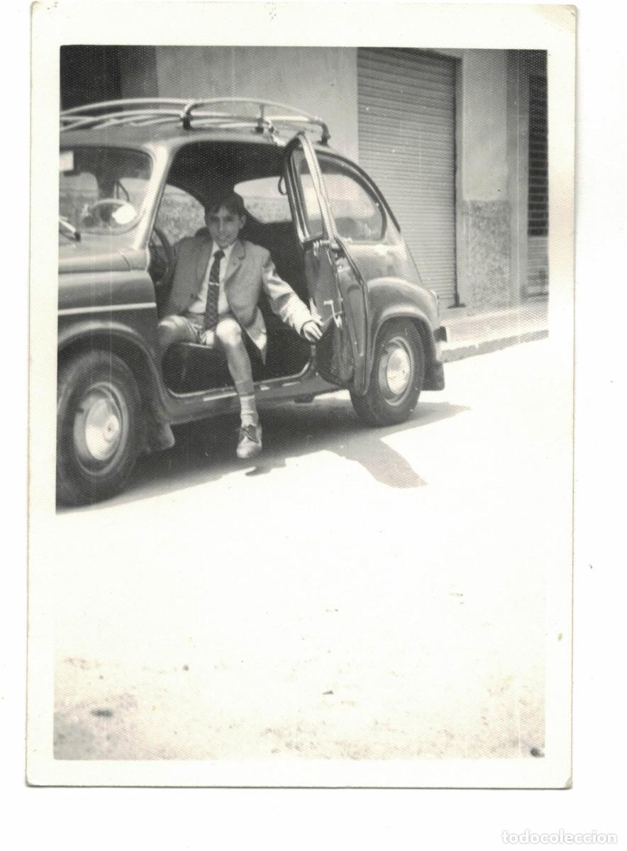 Fotografia antiga: Fotograf&iacute;a antigua &ndash; Hombre joven junto a SEAT 600