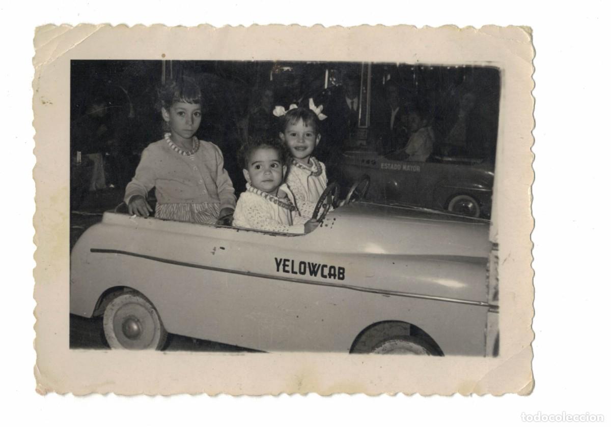 Fotografia antiga: Fotograf&iacute;a antigua &ndash; Ni&ntilde;os en coche de juguete &ldquo;Yellow Cab&rdquo;